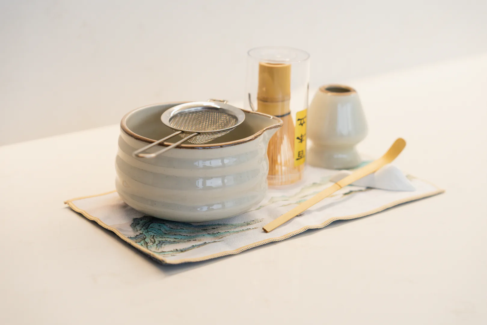 Kit de té matcha en una escena luminosa