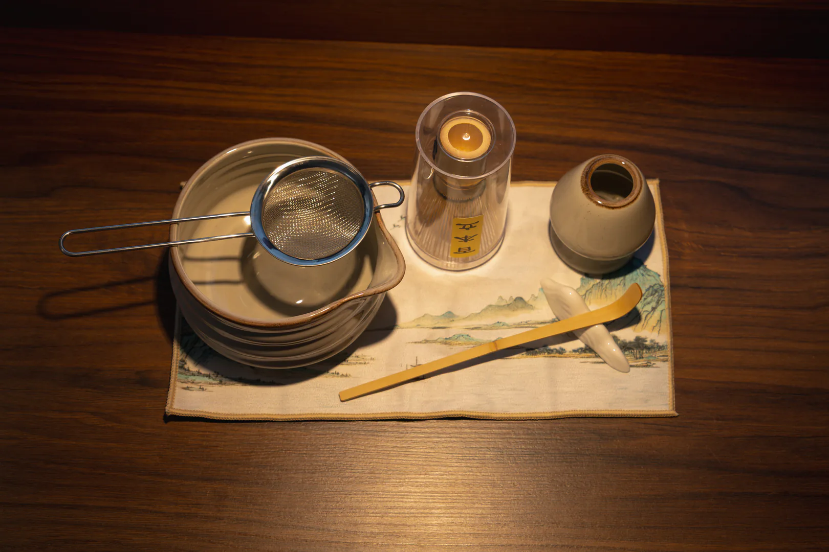 Kit de té matcha en una escena cálida